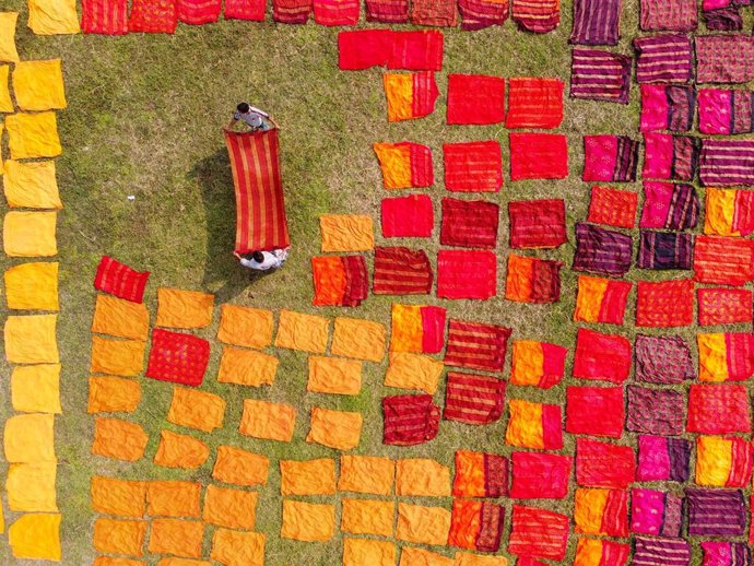 Archivo - Imagen de archivo de una fábrica textil en Bangladesh.