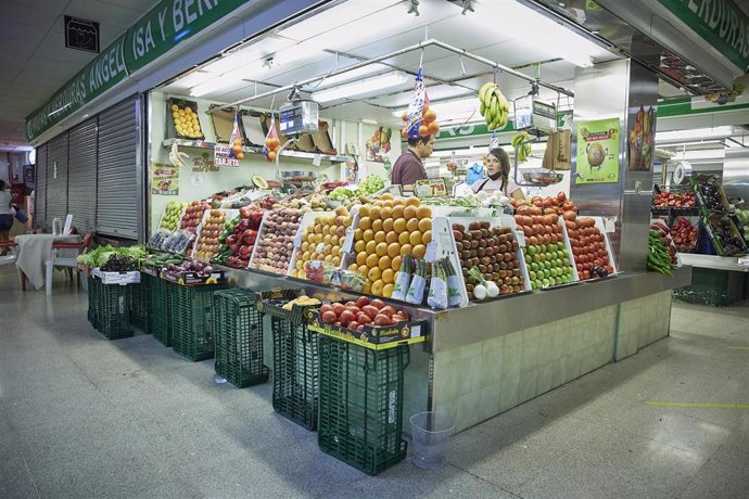 Archivo - Un estante de frutas en un mercado