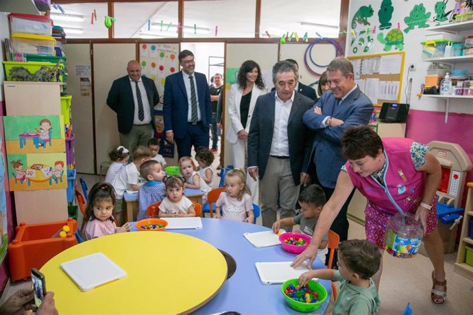 El presidente de Castilla-La Mancha, Emiliano García-Page, ha inaugurado, en Madrigueras, la ampliación de la escuela infantil de la localidad.