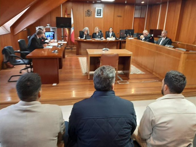 Los tres acusados de la brutal agresión a un hombre en Laredo en 2023, sentados en el banquillo en la Audiencia Provincial de Cantabria