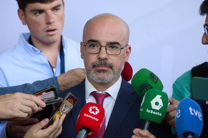 El delegado del Gobierno en la Comunidad de Madrid, Francisco Martín, atiende a los medios a su llegada a la primera sesión del Debate del Estado de la Región en la Asamblea de Madrid, a 12 de septiembre de 2024, en Madrid (España).