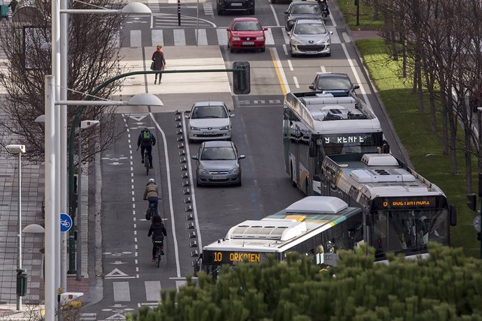 Archivo - Autobuses en Pamplona.