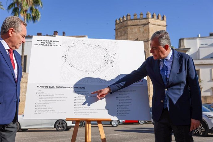 Archivo - El alcalde de Sevilla muestra los detalles del proyecto, junto a Juan Bueno, con la Torre de la Plata al fondo