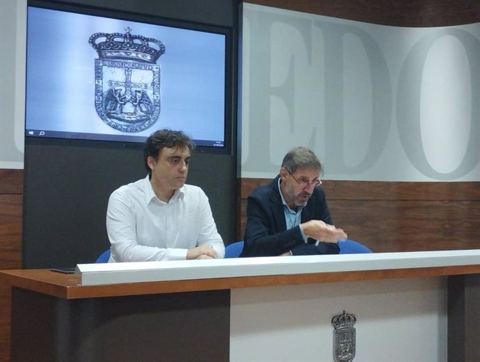 Rueda de prensa del portavoz del Grupo Municipal Socialista en el Ayuntamiento de Oviedo, Carlos Fernández Llaneza, y del concejal Javier Ballina, sobre el proyecto de Ordenanzas Fiscales.