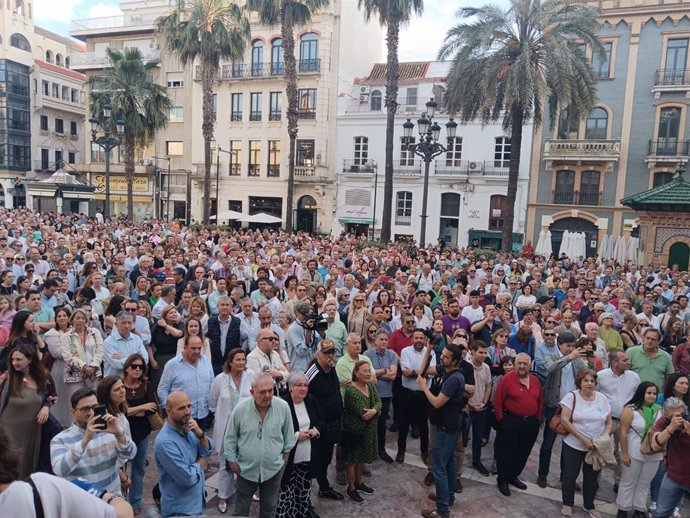 Archivo - Onubenses en la concentración por las infraestructuras del pasado mes de mayo en la Plaza de las Monjas de Huelva capital.