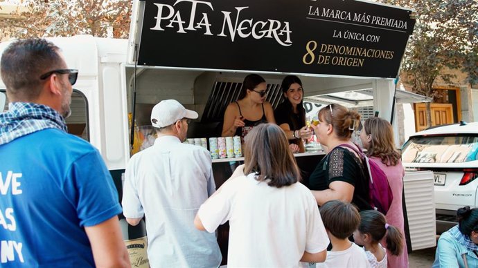 Trabajadoras de GARCÍA – CARRIÓN repartiendo producto en las Fiestas de la Vendimia y el Vino de Valdepeñas 