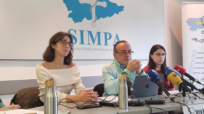 El secretario general del Sindicato Médico Profesional, Simpa, José Antonio Vidal, y la presidenta y vicepresidenta de la sección sindical de residentes, Alba Pérez y Mirian Revuelta en rueda de prensa.