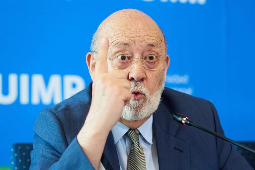 Archivo - El presidente del Centro de Investigaciones Sociológicas (CIS), José Félix Tezanos, imparte el curso Estructura y cambios sociales en la España actual, durante los Cursos de Verano de la Universidad Internacional Menéndez Pelayo (UIMP), a 18