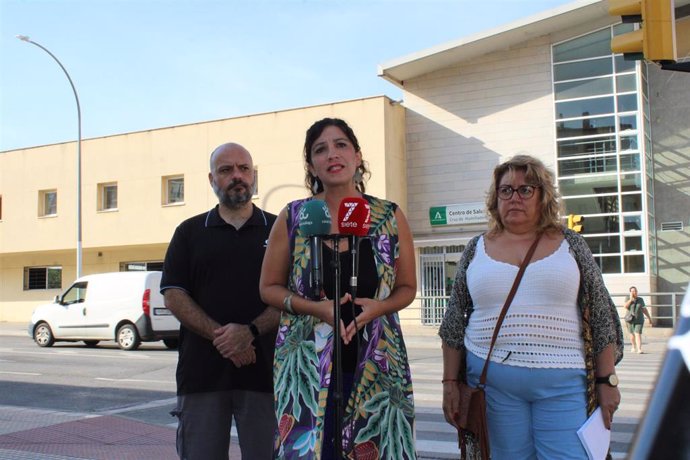 La coordinadora general de IU de Málaga, Toni Morillas, en rueda de prensa sobre salud.