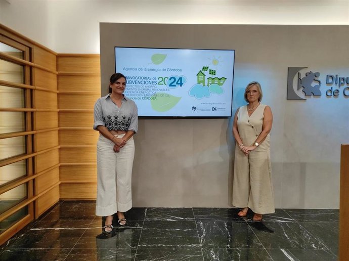 La delegada de Energía de la Diputación y presidenta de la Agencia Provincial de la Energía de Córdoba, Tatiana Pozo (dcha.), tras la presentación de la resolución de las subvenciones en materia energética.