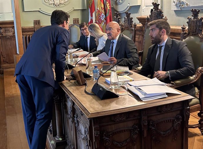 El portavoz del Grupo Municipal Socialista, Pedro Herrero, se dirige al alcalde, Jesús Julio Carnero, antes del inicio del Pleno del Ayuntamiento de Valladolid.