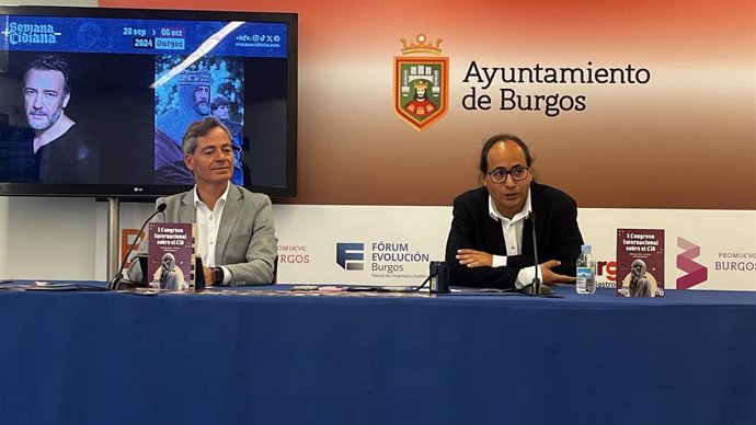 Burgos acoge los días 2 y 3 de octubre un congreso sobre la figura de El Cid, entre el mito y el personaje histórico. En la foto, el presidente de ProBurgos, César Barriada, y le profesor de la UBU, Iván García.