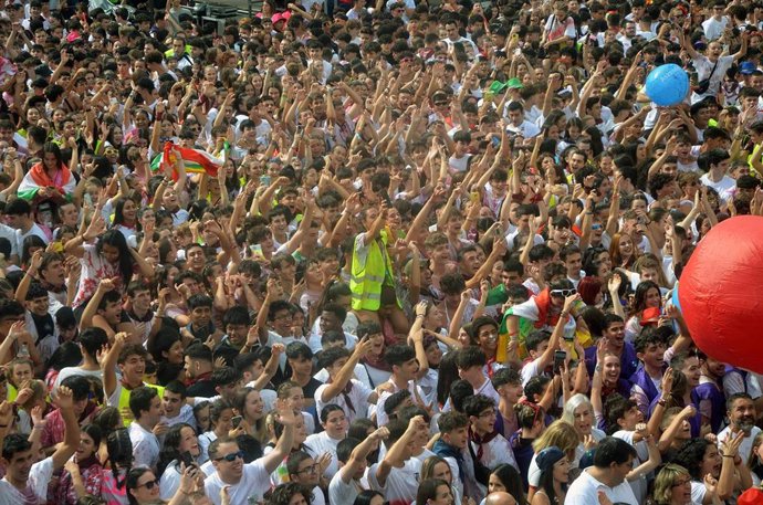 Archivo - Lanzamiento del cohete con el que se inician las fiestas de San Mateo y 66ª Vendimia Riojana, en la plaza del Ayuntamiento