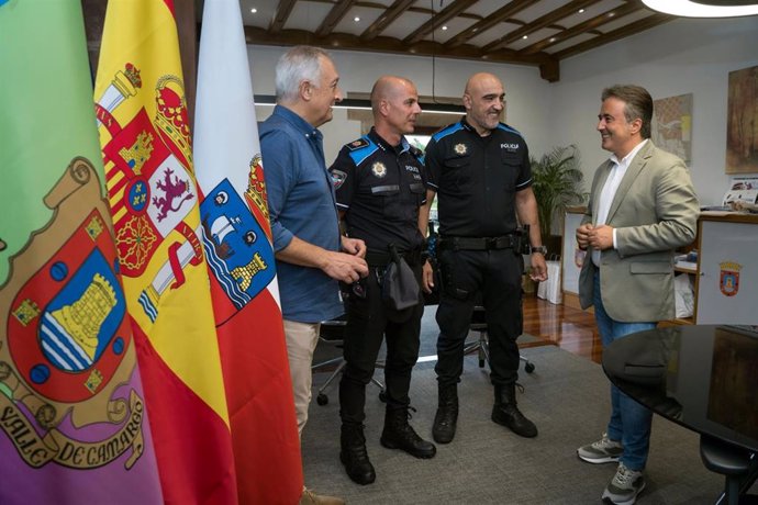 El alcalde de Camargo, Diego Movellán, junto a policías locales