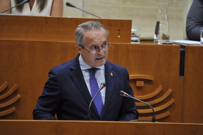 El consejero de Infraestructuras, Transporte y Vivienda de la Junta de Extremadura, Manuel Martín Castizo, en su comparecencia en la Asamblea para hablar sobre infraestructuras