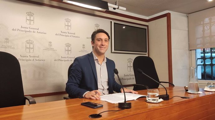 El diputado del PP, Andrés Ruiz, en rueda de prensa.