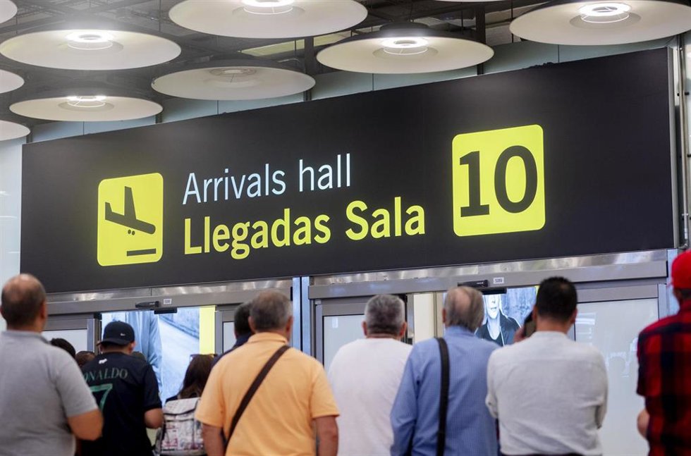 Varias personas esperan en la puerta de llegadas de la terminal T4 del aeropuerto Adolfo Suárez Madrid-Barajas, a 30 de agosto de 2024, en Madrid (España).  Las aerolíneas que operan en el Aeropuerto Adolfo Suárez Madrid-Barajas tiene previsto operar 3.