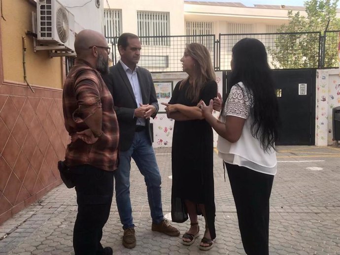 La vicesecretaria general del PSOE de Sevilla y parlamentaria andaluza, Encarnación Martínez, y el concejal socialista en el Ayuntamiento de Sevilla Ignacio González.