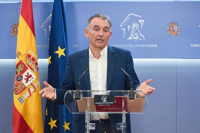 Archivo - El portavoz parlamentario de IU y diputado del Grupo Plurinacional Sumar, Enrique Santiago, ofrece una rueda de prensa para presentar una iniciativa parlamentaria, en el Congreso de los Diputados, a 22 de septiembre de 2023, en Madrid (España)