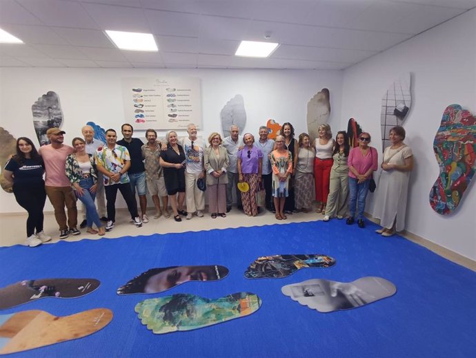 Ignacio Trujillo, concejal de Cultura del Ayuntamiento de Tarifa, Francisco Mena, presidente de la Fundación Márgenes y Vínculos, y Vanesa Beltrán, diputada de Cultura de la Diputación de Cádiz, inauguran la exposición 'Huellas de ida y vuelta'.