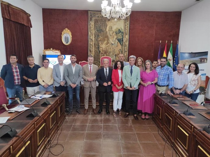 El presidente de la Diputación de Córdoba, Salvador Fuentes, en la firma entre las asociaciones de municipios del Camino Mozárabe y del Camino de Santiago.