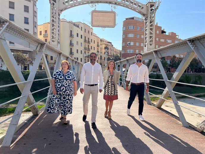 El portavoz socialista, Daniel Pérez, en rueda de prensa junto a la viceportavoz socialista, Begoña Medina, y de los ediles Mariano Ruiz y Carmen Martín, responsables de Urbanismo y del distrito centro en el PSOE respectivamente