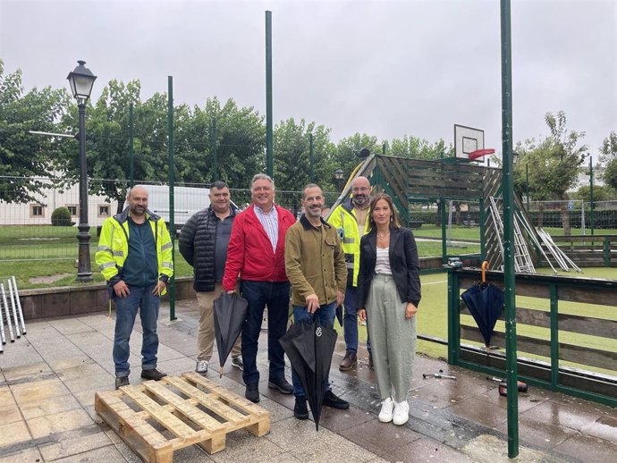 El primer edil junto a los concejales, el técnico municipal José Antonio Martínez, y personal de la empresa adjudicataria.