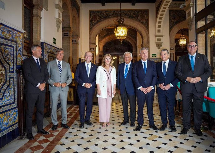 El alcalde de Sevilla, José Luis Sanz, y el alcalde de Málaga, Francisco de la Torre, en un desayuno-coloquio sobre 'El papel de las ciudades en el siglo XXI', en el Hotel Alfonso XIII.