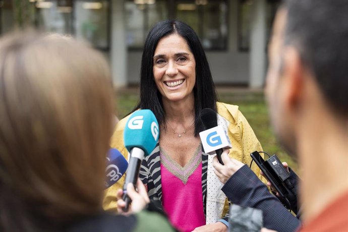 La secretaria general del PPdeG, Paula Prado, atiende a los medios en Santiago.