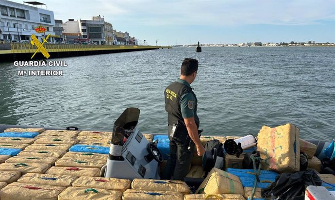 Imagen de la droga y la nacolancha intervenidas este jueves en Ayamonte (Huelva).