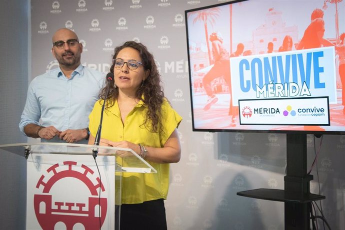 La coordinadora en Mérida de la Fundación Cepain, Virginia Romo, junto al delegado de Cooperación y Migraciones, José Ángel Calle, en la presentación del convenio.