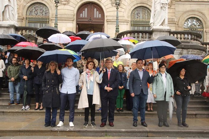 Concentración ante el Ayuntamiento de Bilbao contra el asesinato machista de una mujer en Bilbao