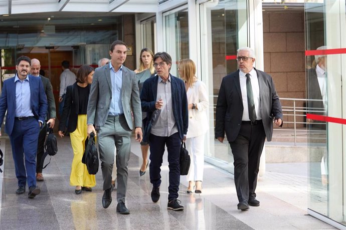 El secretario general del PSOE-M, Juan Lobato, a su llegada a la primera sesión del Debate del Estado de la Región en la Asamblea de Madrid, a 12 de septiembre de 2024, en Madrid (España). 