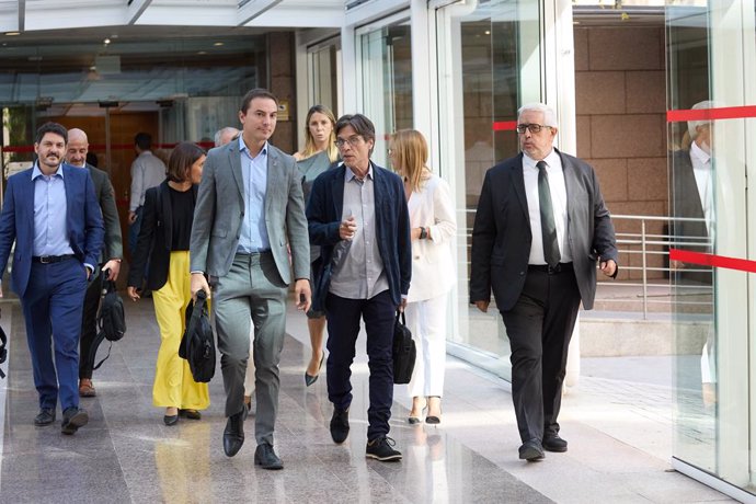 El secretario general del PSOE-M, Juan Lobato (2i), a su llegada a la primera sesión del Debate del Estado de la Región en la Asamblea de Madrid, a 12 de septiembre de 2024, en Madrid (España). La presidenta de la Comunidad de Madrid, Isabel Díaz Ayuso, a