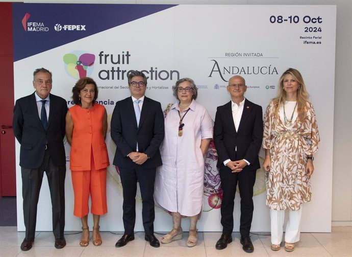 De izquierda a derecha, José María Pozancos, director general de FEPEX; María José Sánchez, directora de Fruit Attraction; Daniel Martínez, vicepresidente ejecutivo de IFEMA MADRID; Salomé Martínez Aparicio, directora adjunta de Industria Alimentaria del