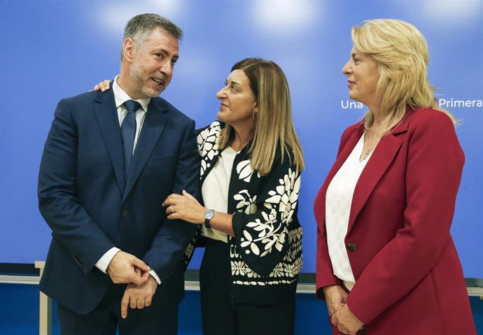 Los nuevos consejeros, Martínez Abad y Susinos, junto con la presidenta de Cantabria, Sáenz de Buruaga