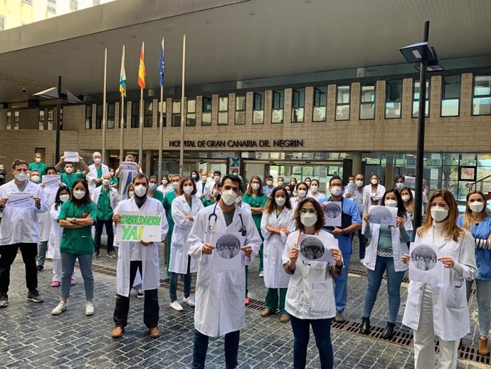 Archivo - Concentración de médicos frente al Hospital Universitario de Gran Canaria Doctor Negrín