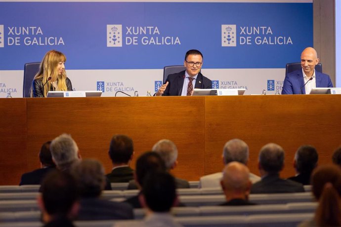 El conselleiro de Emprego, Comercio e Emigración, José González, junto a la directora xeral de Formación e Cualificación para o Emprego, Zeltia Lado, en el acto de presentación de la oferta formativa del CNTG.