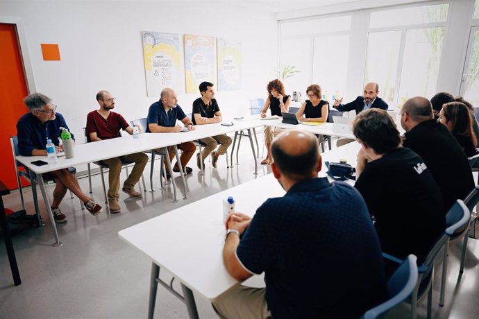 El director del Info, Joaquín Gómez, reunido con representantes del sector del videojuego