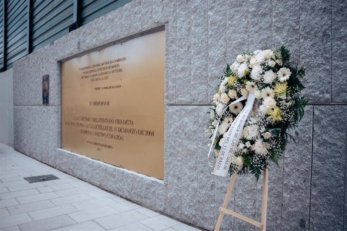 Archivo - Una corona de flores junto a la placa conmemorativa que homenajea a las víctimas del atentado del 11M en la calle Téllez