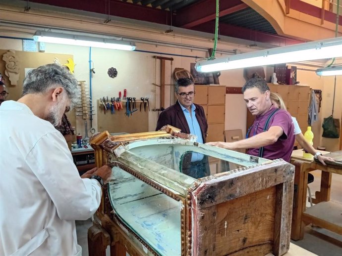 El delegado de Empleo, Empresa y Trabajo Autónomo de la Junta en Granada, José Javier Martín Cañizares, ha visitado los talleres del Centro Albayzín.