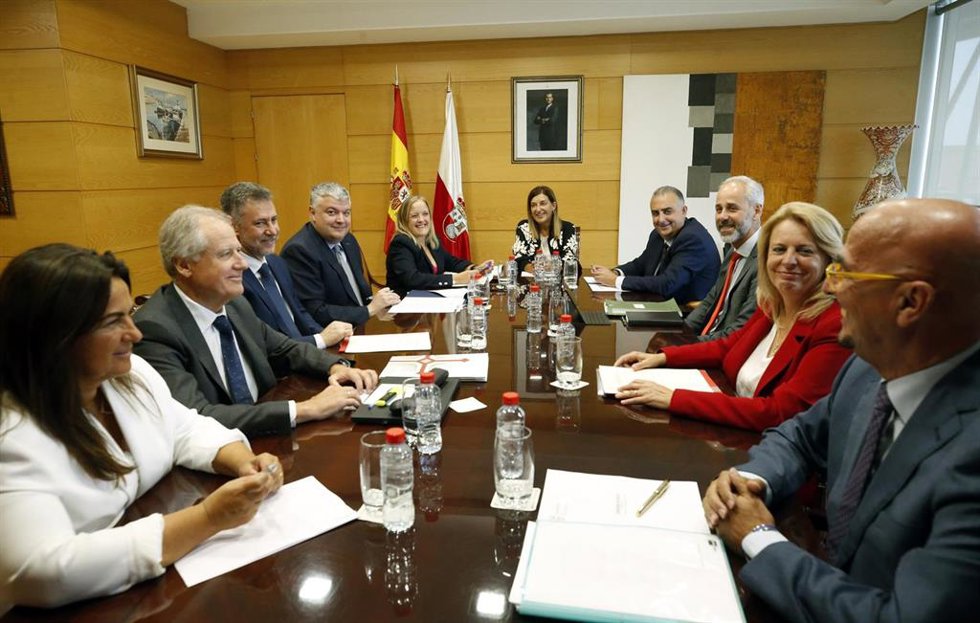 La presidenta cántabra, María José Sáenz de Buruaga, en el primer Consejo de Gobierno tras la toma de posesión de los consejeros de Cultura, Turismo y Deporte, Luis Martínez Abad, y de Desarrollo Rural, Ganadería, Pesca y Alimentación, María Jesús Susin