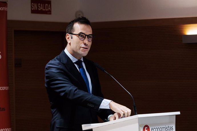 El ministro de Economía, Comercio y Empresa, Carlos Cuerpo, interviene durante una conferencia sobre crecimiento equilibrado y sostenible, en la sede del Consejo General de Economistas, a 12 de septiembre de 2024, en Madrid (España). El encuentro se ha ce