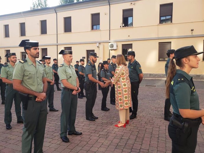 La subdelegada del Gobierno, Marian Rueda, y el teniente coronel Benito Donate, en su saludo individual a cada nuevo guardia de la Comandancia de Segovia