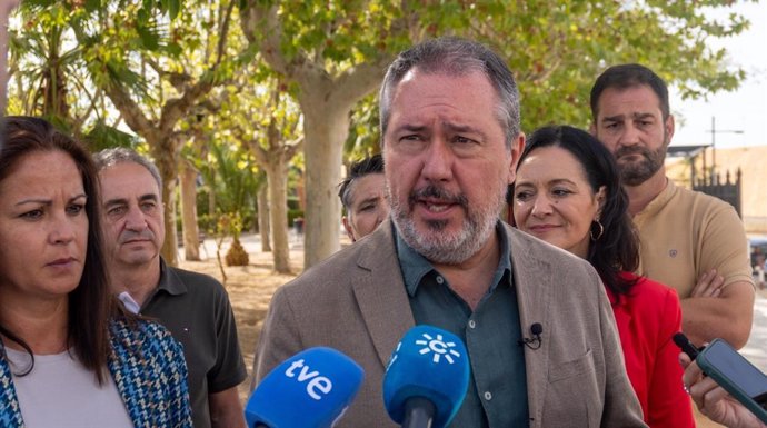 El secretario general del PSOE-A, Juan Espadas, atiende a los medios en Fuente Obejuna (Córdoba).