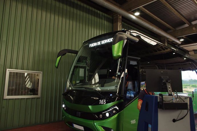 Vehículo de transporte escolar en la ITV