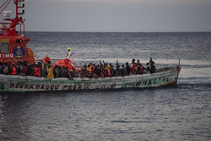 Salvamento Marítimo socorre a un cayuco a su llegada al puerto de La Restinga