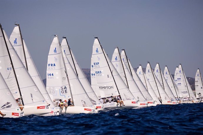 Archivo - La flota de J/70 compitiendo en Palma en la Copa del Rey MAPFRE de 2024