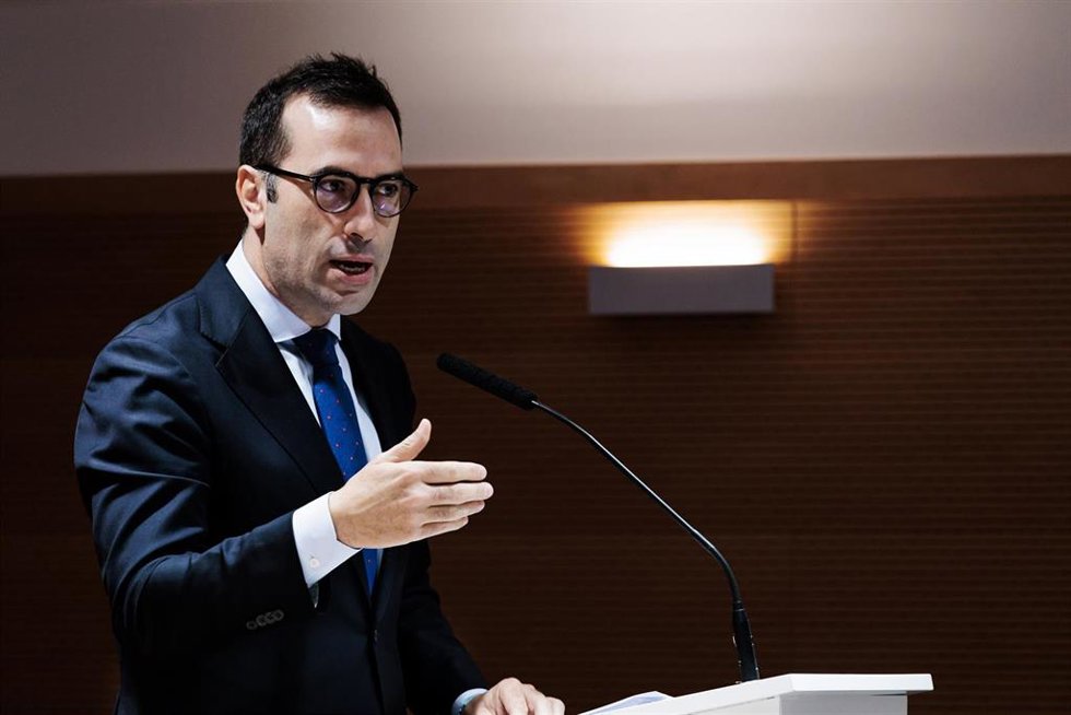 El ministro de Economía, Comercio y Empresa, Carlos Cuerpo, interviene durante una conferencia sobre crecimiento equilibrado y sostenible, en la sede del Consejo General de Economistas, a 12 de septiembre de 2024, en Madrid (España). El encuentro se ha