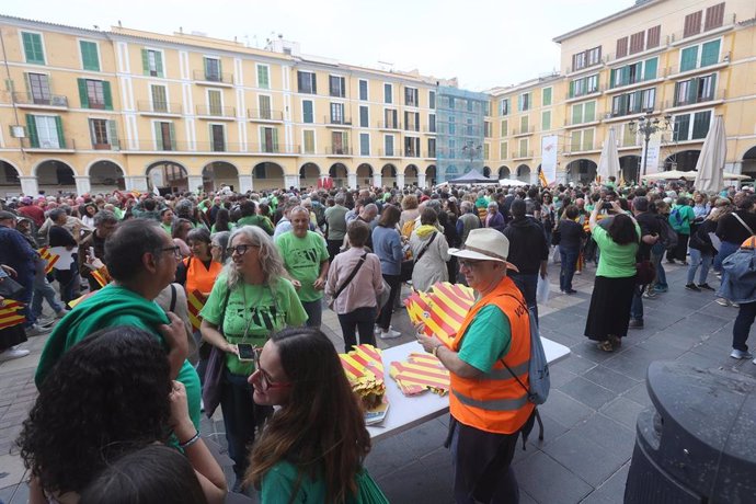 Archivo - Decenas de personas durante una manifestación convocada en Palma por la OCB contra las políticas de PP y Vox en materia lingüística.